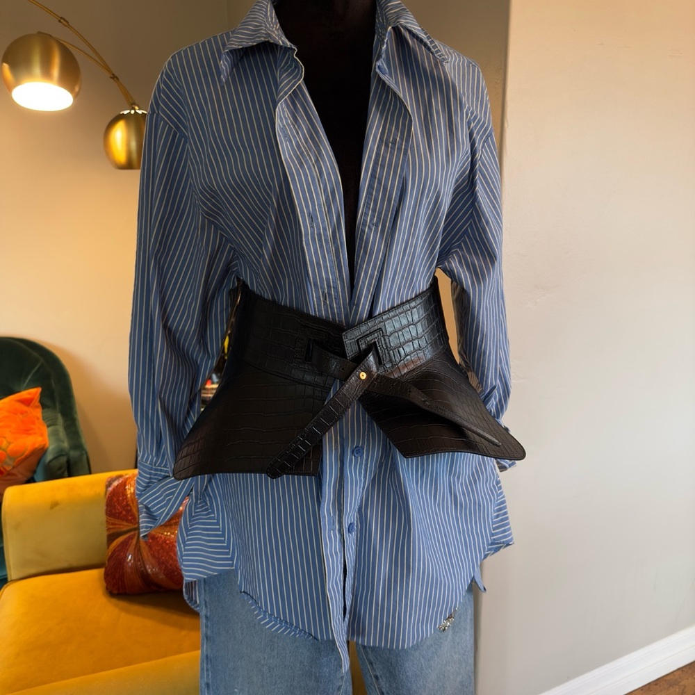 Stylish black belt. Perfect for a chic look.